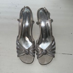 EUC David Tate Cheer Silver kitten heel sz 8.5